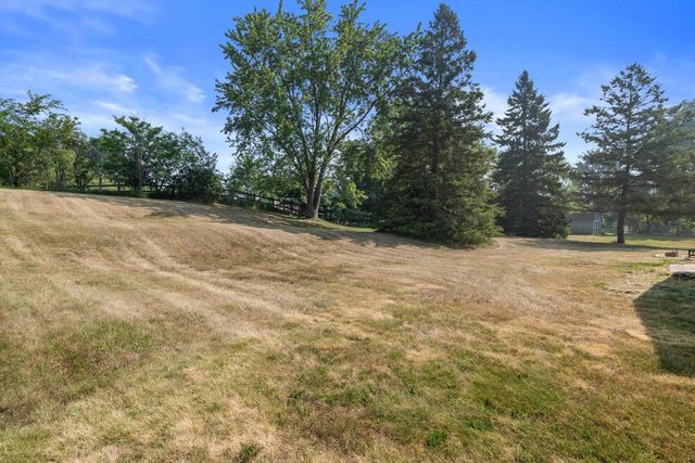 S76W31156 Century DRIVE, Mukwonago, WI 53149