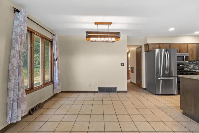 S76W31156 Century DRIVE, Mukwonago, WI 53149