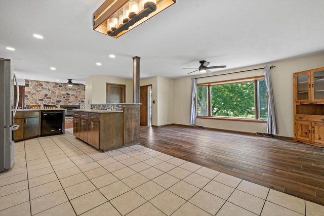S76W31156 Century DRIVE, Mukwonago, WI 53149