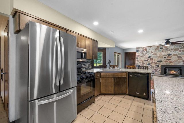 S76W31156 Century DRIVE, Mukwonago, WI 53149