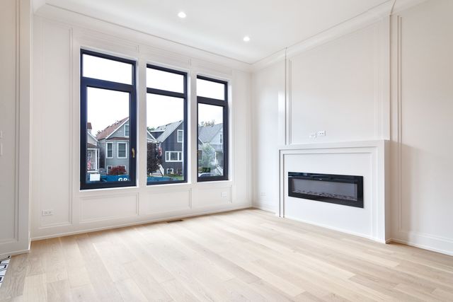 2438 W Berteau Avenue, Chicago, IL 60618