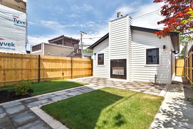 2438 W Berteau Avenue, Chicago, IL 60618