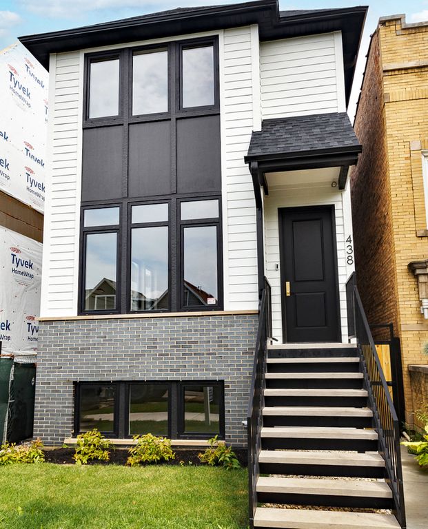 2438 W Berteau Avenue, Chicago, IL 60618