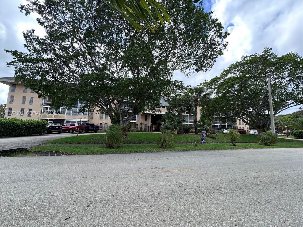 4848 NW 24th Court 412, Lauderdale Lakes, FL 33313