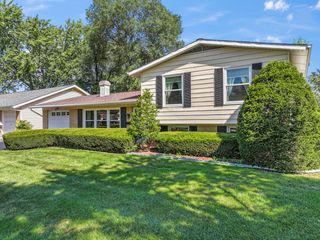 7843 Kensington Lane, Hanover Park, IL 60133