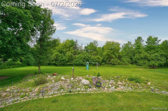 1225 Old Timber Trail, Flint, MI 48532