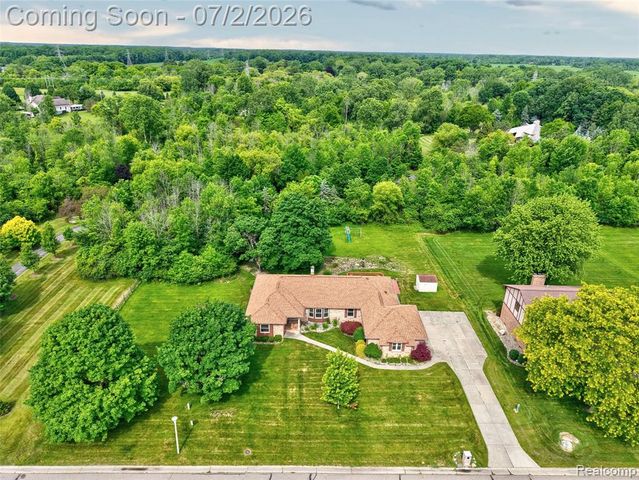 1225 Old Timber Trail, Flint, MI 48532