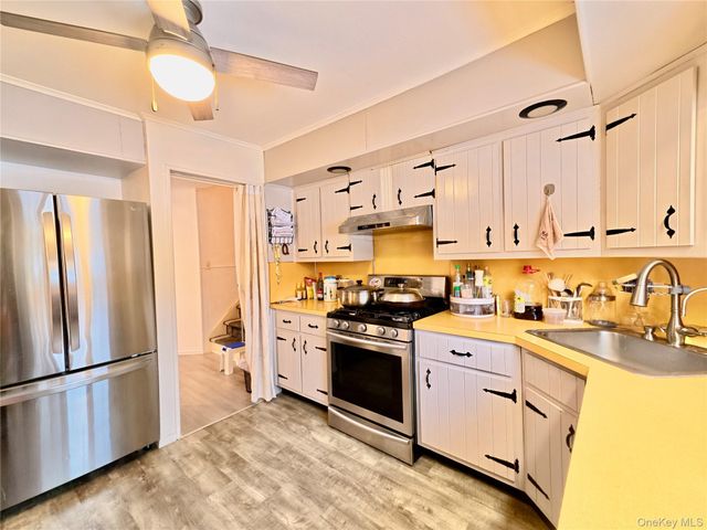 10 Kings Park Road, Commack, NY 11725