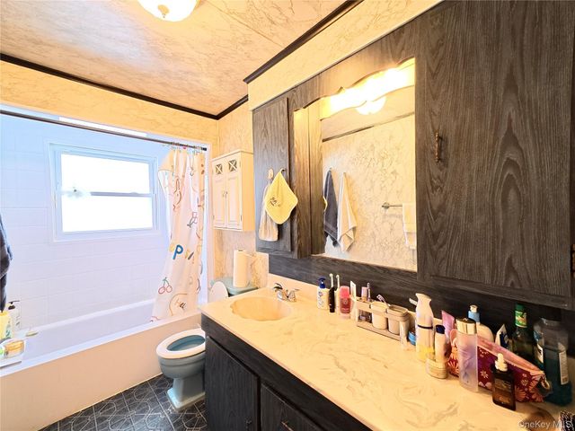 10 Kings Park Road, Commack, NY 11725