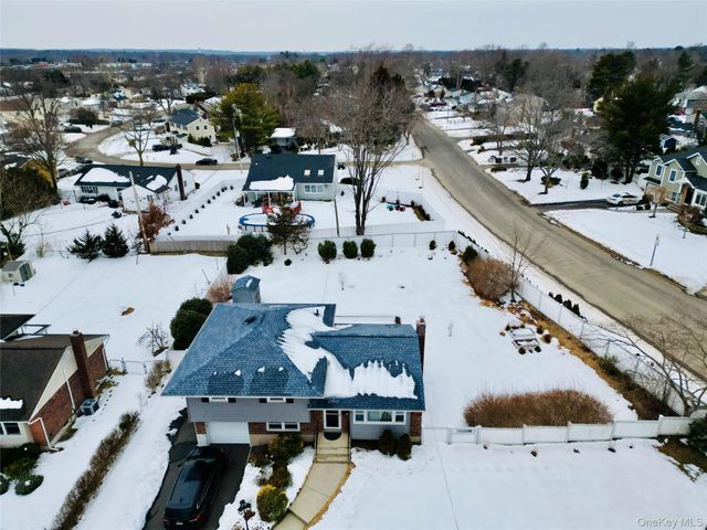 10 Kings Park Road, Commack, NY 11725