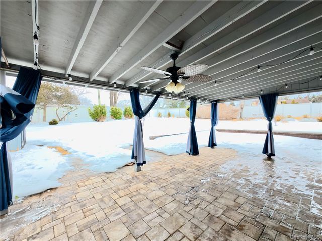 10 Kings Park Road, Commack, NY 11725