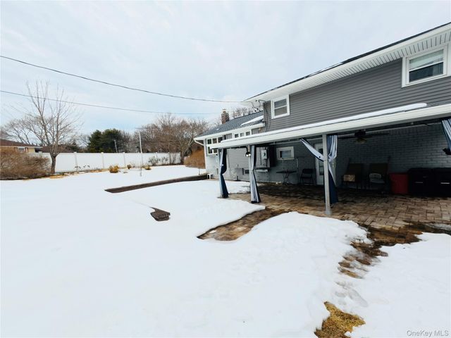 10 Kings Park Road, Commack, NY 11725