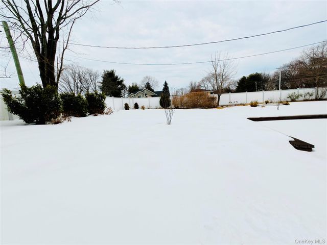 10 Kings Park Road, Commack, NY 11725