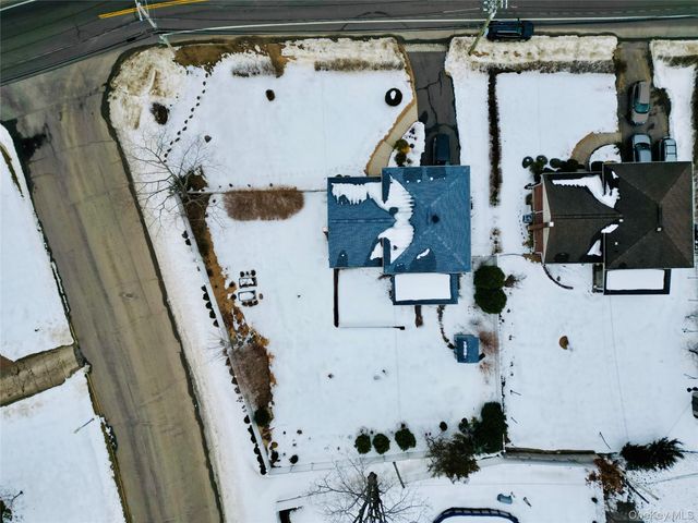 10 Kings Park Road, Commack, NY 11725