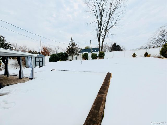 10 Kings Park Road, Commack, NY 11725