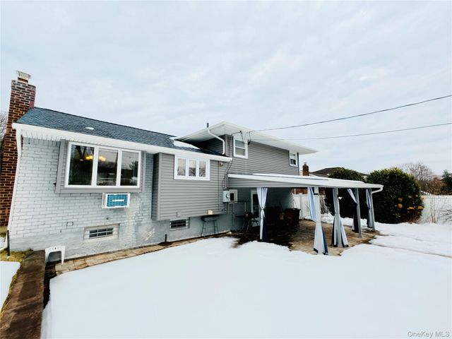 10 Kings Park Road, Commack, NY 11725