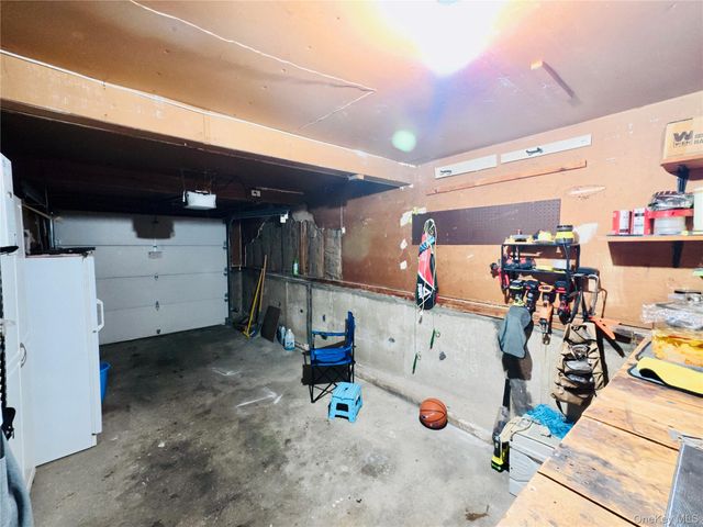 10 Kings Park Road, Commack, NY 11725