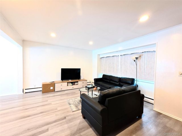 10 Kings Park Road, Commack, NY 11725