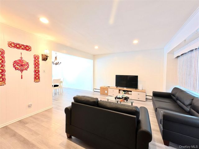 10 Kings Park Road, Commack, NY 11725