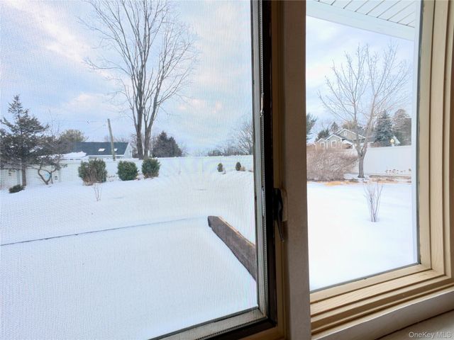 10 Kings Park Road, Commack, NY 11725