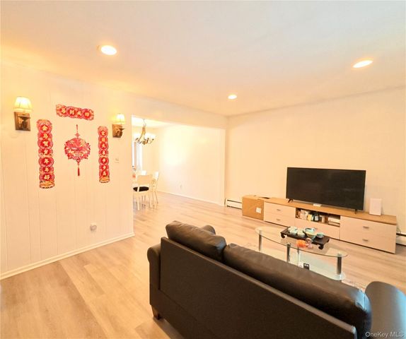 10 Kings Park Road, Commack, NY 11725