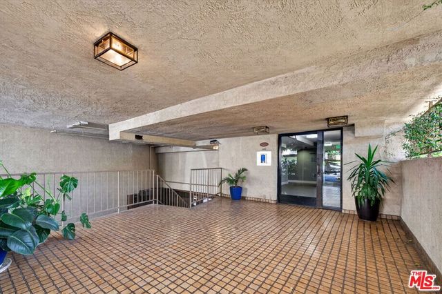 832 Palm Avenue 102, West Hollywood, CA 90069