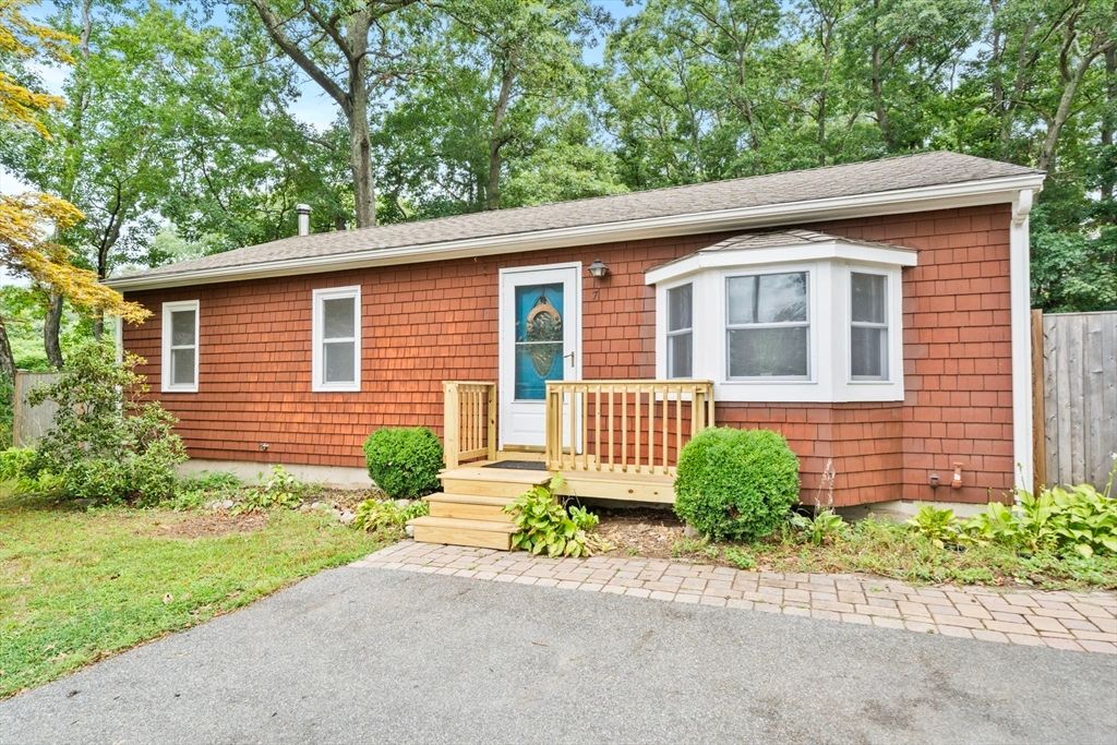 7 Riverview Dr, Middleton, MA 01949