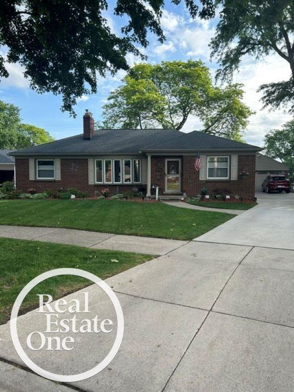 1012 N Brys Drive, Grosse Pointe Woods, MI 48236