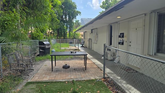 1118 NE 2nd Ct 1, Hallandale Beach, FL 33009