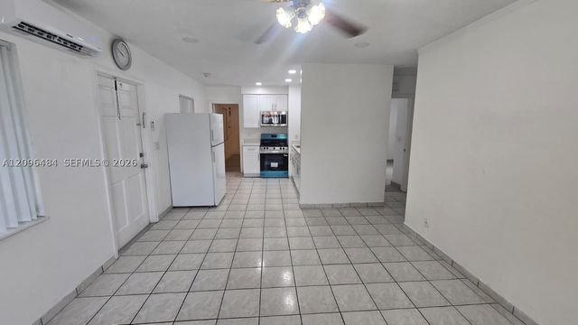 1118 NE 2nd Ct 1, Hallandale Beach, FL 33009