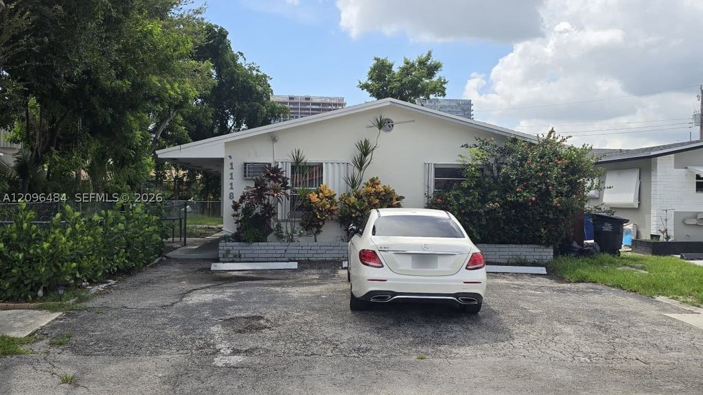1118 NE 2nd Ct 1, Hallandale Beach, FL 33009