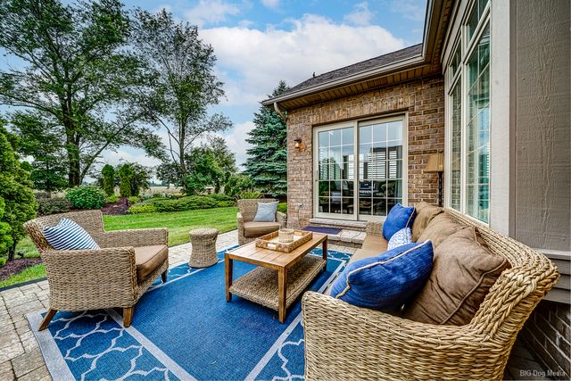 8999 Holland Harbor Circle, Frankfort, IL 60423