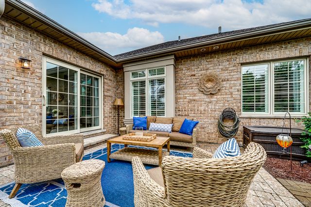 8999 Holland Harbor Circle, Frankfort, IL 60423