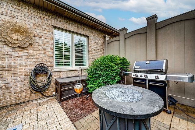 8999 Holland Harbor Circle, Frankfort, IL 60423
