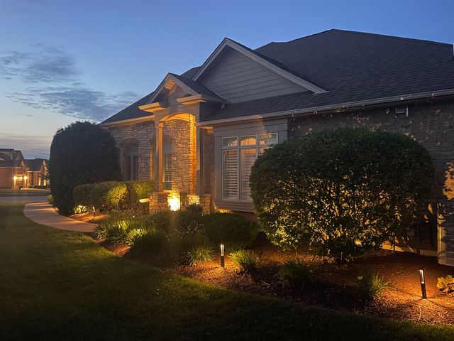 8999 Holland Harbor Circle, Frankfort, IL 60423