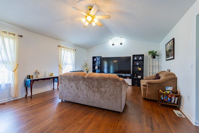 614 Fairview Cir, Winchester, TN 37398