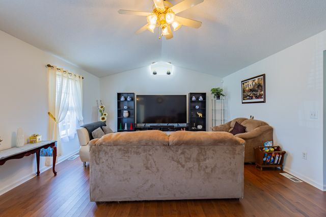 614 Fairview Cir, Winchester, TN 37398