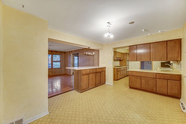 10001 Kedvale Avenue, Oak Lawn, IL 60453