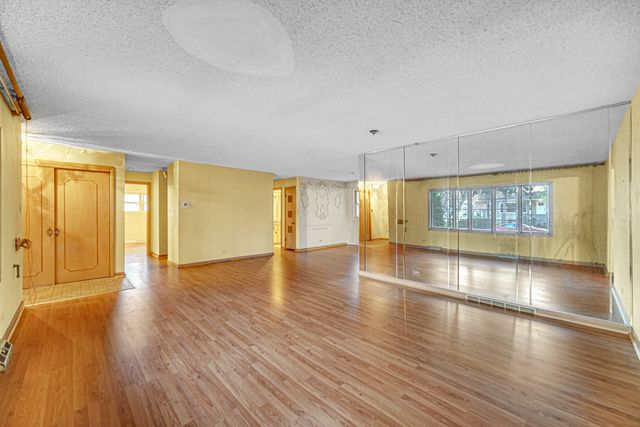 10001 Kedvale Avenue, Oak Lawn, IL 60453