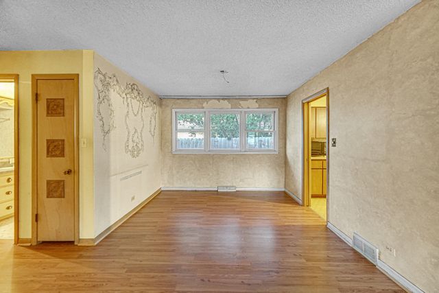 10001 Kedvale Avenue, Oak Lawn, IL 60453