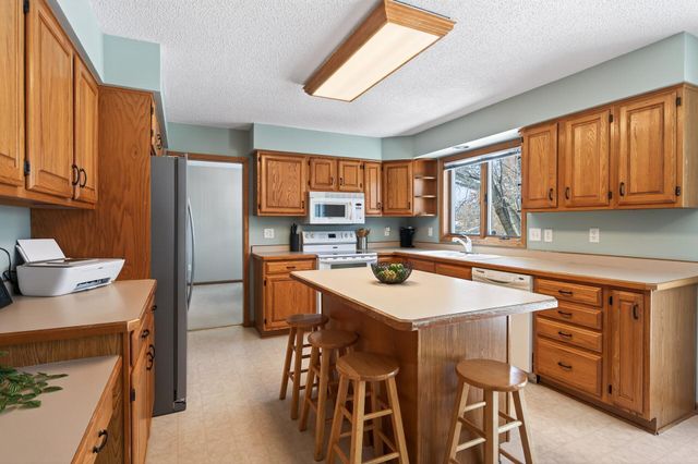 268 Shamrock Drive, Mahtomedi, MN 55115