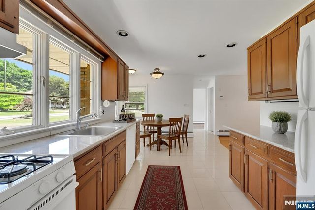 403 Oakland Avenue, Oakland, NJ 07436