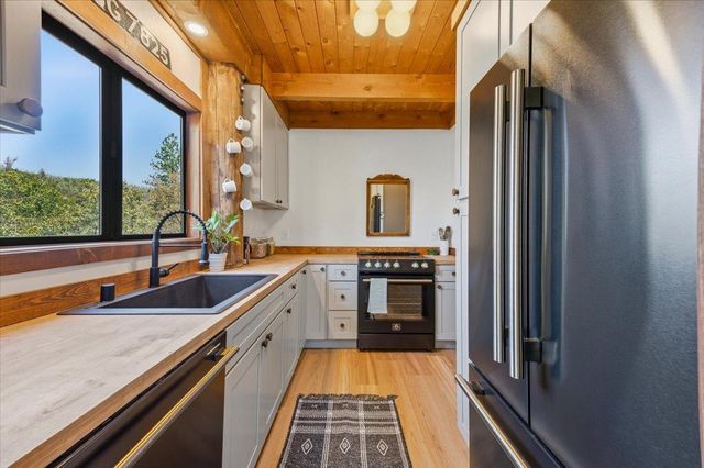 17500 Winding Oaks Rd, Grass Valley, CA 95949