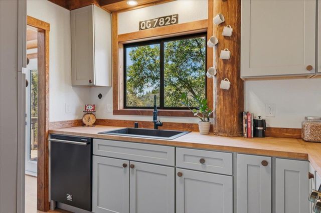 17500 Winding Oaks Rd, Grass Valley, CA 95949