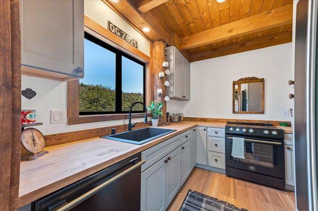17500 Winding Oaks Rd, Grass Valley, CA 95949