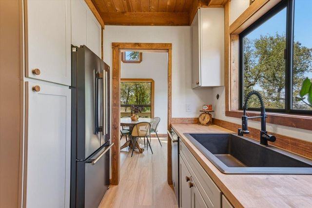 17500 Winding Oaks Rd, Grass Valley, CA 95949