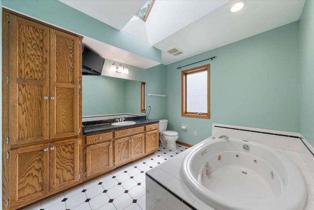 2700 Wyngate WAY, Waukesha, WI 53189