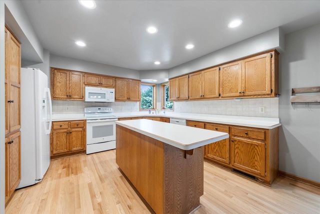 2700 Wyngate WAY, Waukesha, WI 53189