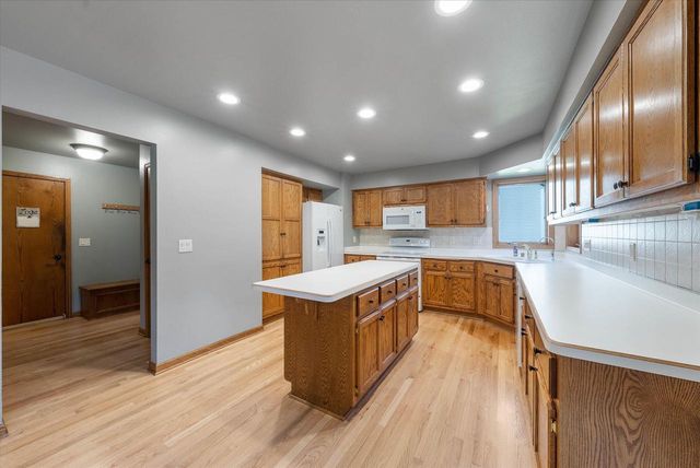 2700 Wyngate WAY, Waukesha, WI 53189