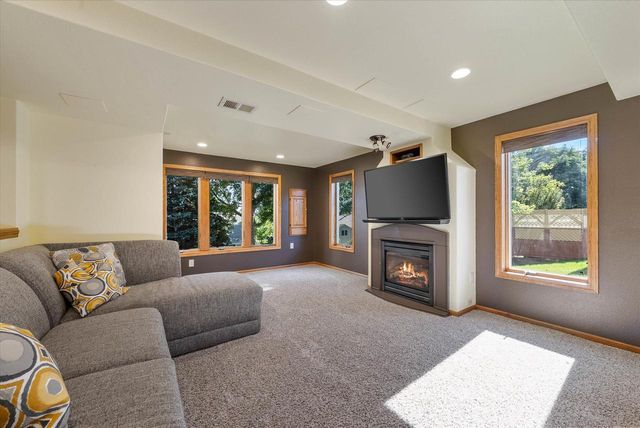 2700 Wyngate WAY, Waukesha, WI 53189